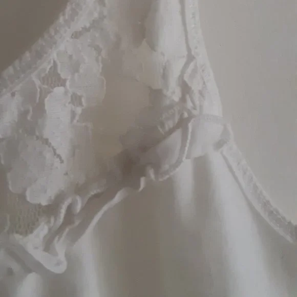 Gilly Hicks Tank Top Ruffles - Picture 4 of 7